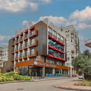 Wolf Of The City & Spa Отель