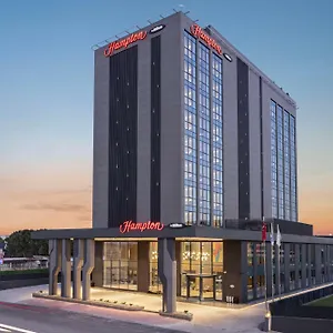 Hampton By Hilton Airport Отель